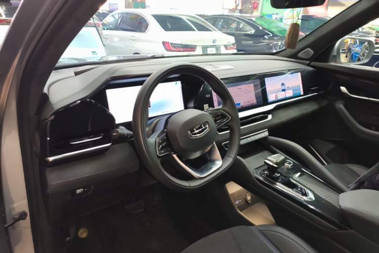 Used Geely Auto Monjaro L 2024 2.0TD High-Power Automatic Two-Wheel Drive Skyline Edition Center Console