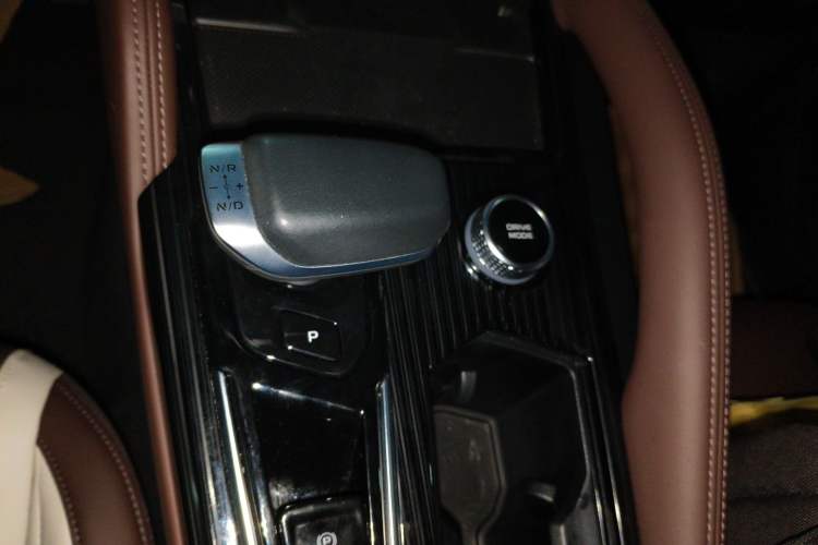 Used Geely Auto Monjaro L 2024 2.0TD High-Power Automatic Two-Wheel Drive Yunqi Version Gear Lever