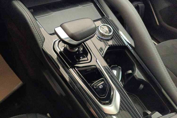Used Geely Auto Monjaro L 2024 2.0TD High-Power Automatic Two-Wheel Drive Skyline Edition Gear Lever