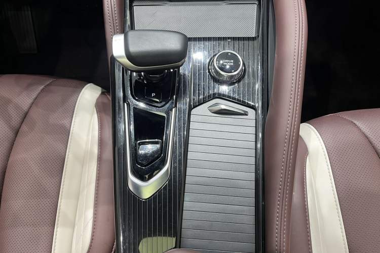 Used Geely Auto Monjaro L 2024 2.0TD High-Power Automatic Two-Wheel Drive Yunqi Version Gear Lever