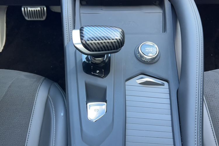 Used Geely Auto Monjaro L 2024 2.0TD High-Power Automatic Two-Wheel Drive Skyline Edition Gear Lever