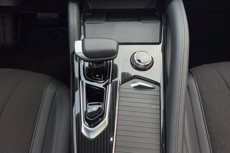 Used Geely Auto Monjaro L 2024 2.0TD High-Power Automatic Two-Wheel Drive Skyline Edition Gear Lever