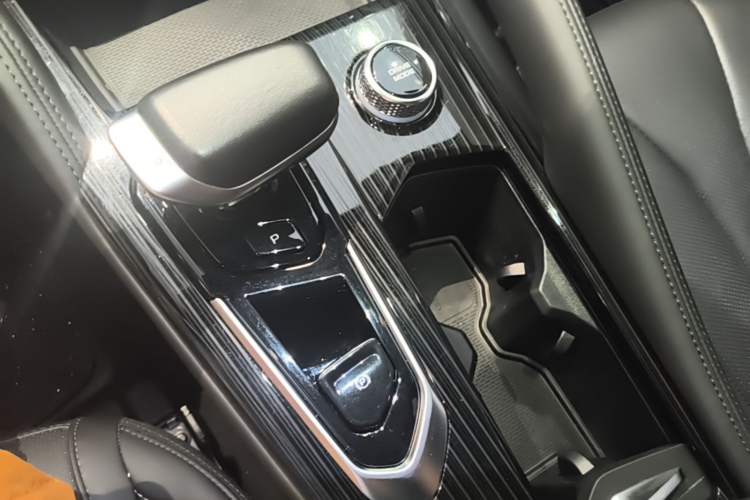 Used Geely Auto Monjaro L 2024 2.0TD DCT EVO Two-Wheel Drive Long-Range Version Gear Lever