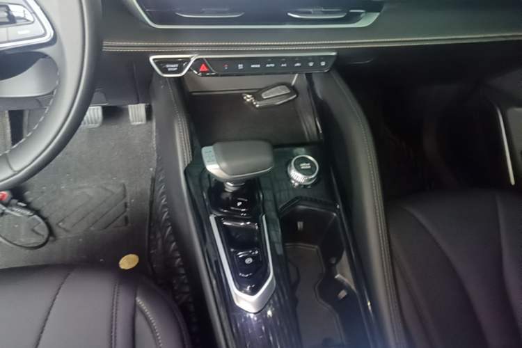 Used Geely Auto Monjaro L 2024 2.0TD DCT EVO Two-Wheel Drive Long-Range Version Gear Lever