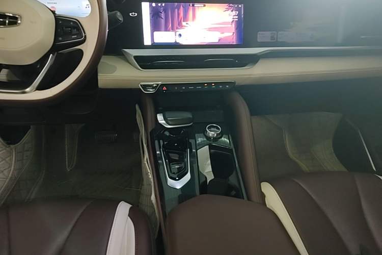 Used Geely Auto Monjaro L 2024 2.0TD High-Power Automatic Two-Wheel Drive Yunqi Version Gear Lever