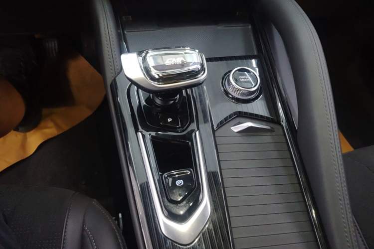 Used Geely Auto Monjaro L 2024 2.0TD High-Power Automatic Two-Wheel Drive Skyline Edition Gear Lever