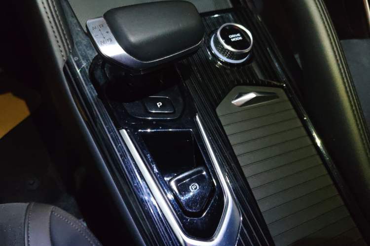 Used Geely Auto Monjaro L 2024 2.0TD High-Power Automatic Two-Wheel Drive Skyline Edition Gear Lever