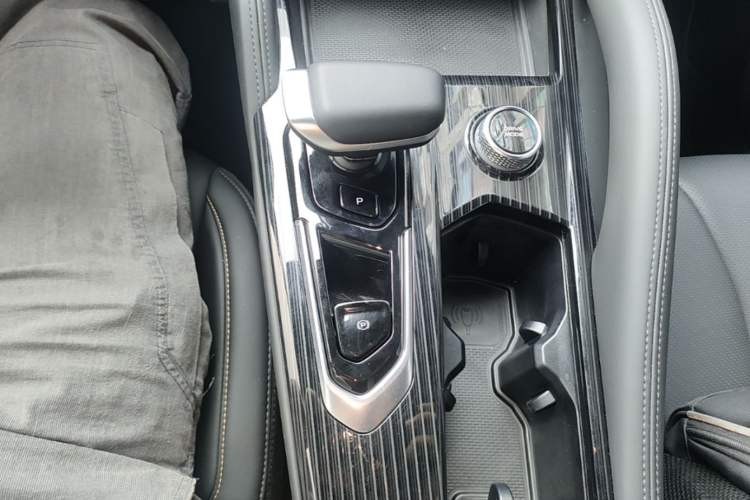 Used Geely Auto Monjaro L 2024 2.0TD DCT EVO Two-Wheel Drive Long-Range Version Gear Lever