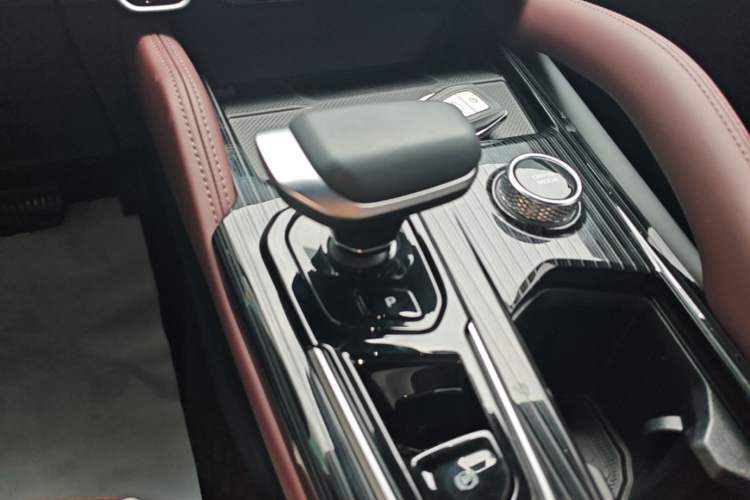Used Geely Auto Monjaro L 2024 2.0TD High-Power Automatic Two-Wheel Drive Skyline Edition Gear Lever