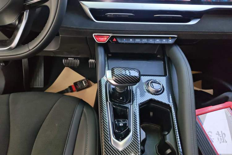 Used Geely Auto Monjaro L 2024 2.0TD High-Power Automatic Two-Wheel Drive Skyline Edition Gear Lever