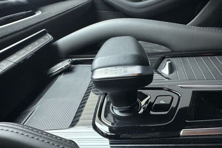 Used Geely Auto Monjaro L 2024 2.0TD High-Power Automatic Two-Wheel Drive Skyline Edition Gear Lever
