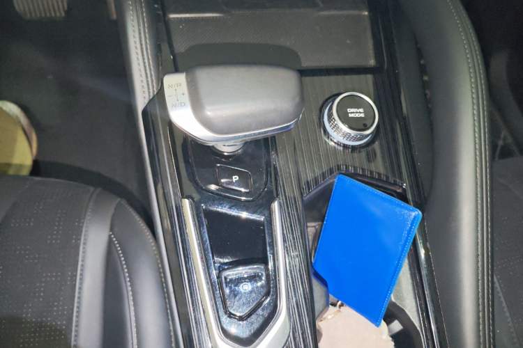 Used Geely Auto Monjaro L 2024 2.0TD High-Power Automatic Two-Wheel Drive Skyline Edition Gear Lever