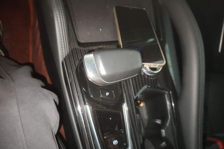 Used Geely Auto Monjaro L 2024 2.0TD DCT EVO Two-Wheel Drive Long-Range Version Gear Lever