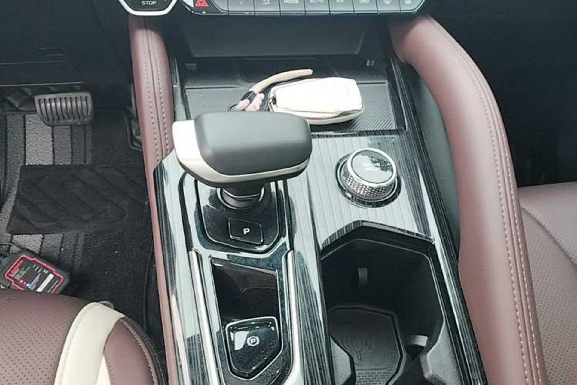Used Geely Auto Monjaro L 2024 2.0TD High-Power Automatic Two-Wheel Drive Yunqi Version Gear Lever