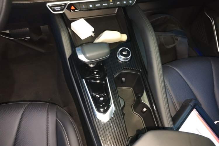 Used Geely Auto Monjaro L 2024 2.0TD DCT EVO Two-Wheel Drive Long-Range Version Gear Lever