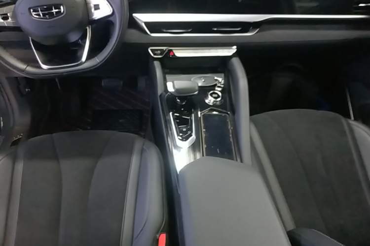 Used Geely Auto Monjaro L 2024 2.0TD High-Power Automatic Two-Wheel Drive Skyline Edition Gear Lever