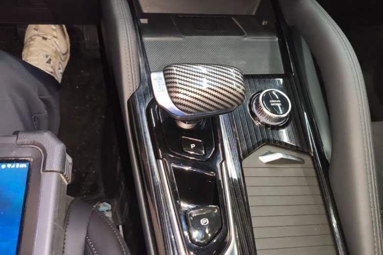 Used Geely Auto Monjaro L 2024 2.0TD High-Power Automatic Two-Wheel Drive Skyline Edition Gear Lever