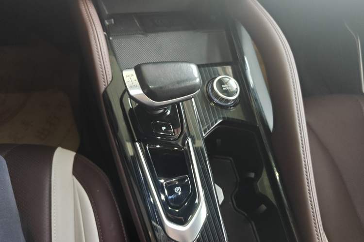 Used Geely Auto Monjaro L 2024 2.0TD High-Power Automatic Two-Wheel Drive Yunqi Version Gear Lever