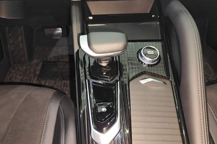 Used Geely Auto Monjaro L 2024 2.0TD High-Power Automatic Two-Wheel Drive Skyline Edition Gear Lever