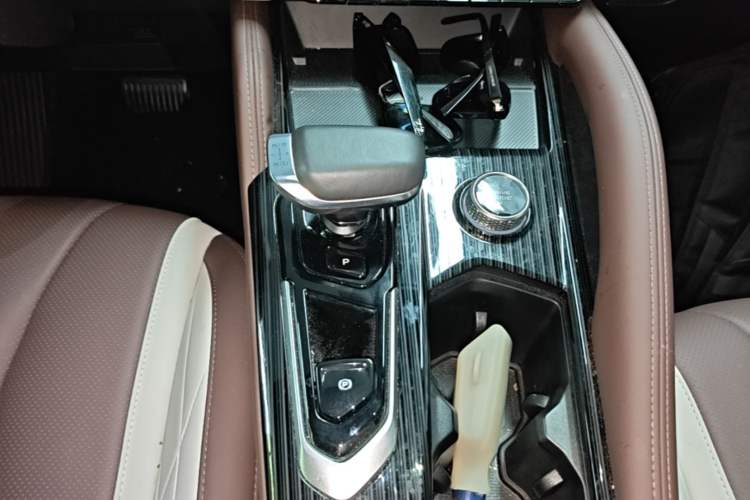 Used Geely Auto Monjaro L 2024 2.0TD High-Power Automatic Two-Wheel Drive Yunqi Version Gear Lever