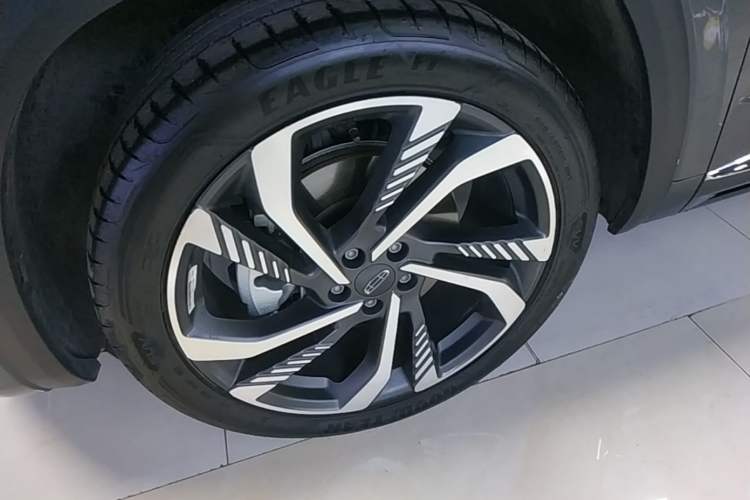 Used Geely Auto Monjaro L 2024 2.0TD High-Power Automatic Two-Wheel Drive Skyline Edition Left Front Wheel Hub