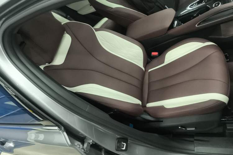 Used Geely Auto Monjaro L 2024 2.0TD High-Power Automatic Two-Wheel Drive Yunqi Version Right Front Seat