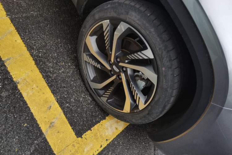 Used Geely Auto Monjaro L 2024 2.0TD High-Power Automatic Two-Wheel Drive Skyline Edition Right Front Wheel Hub