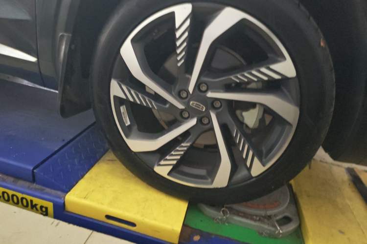 Used Geely Auto Monjaro L 2024 2.0TD High-Power Automatic Two-Wheel Drive Skyline Edition Right Front Wheel Hub