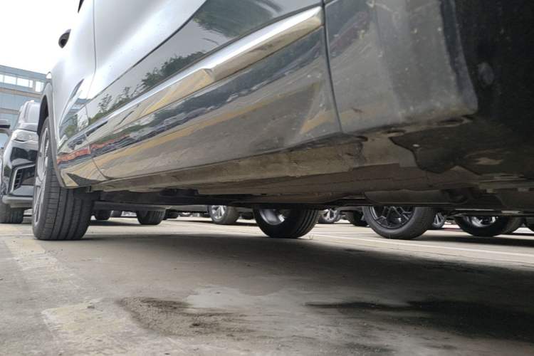 Used Geely Auto Monjaro L 2024 2.0TD High-Power Automatic Two-Wheel Drive Skyline Edition Right Side Sill