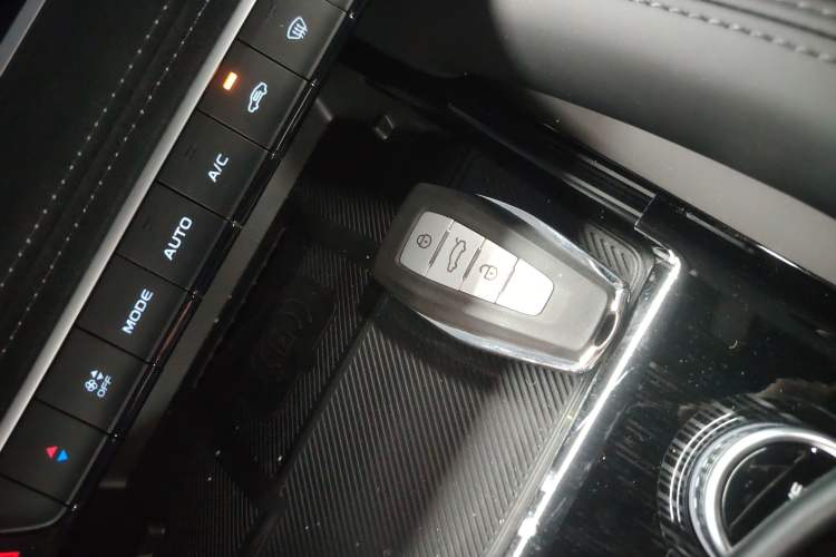 Used Geely Auto Monjaro L 2024 2.0TD High-Power Automatic Two-Wheel Drive Skyline Edition Vehicle Key