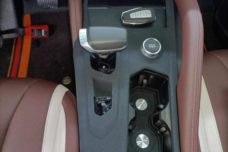 Used Geely Auto Monjaro L 2024 2.0TD High-Power Automatic Two-Wheel Drive Yunqi Version Gear Lever