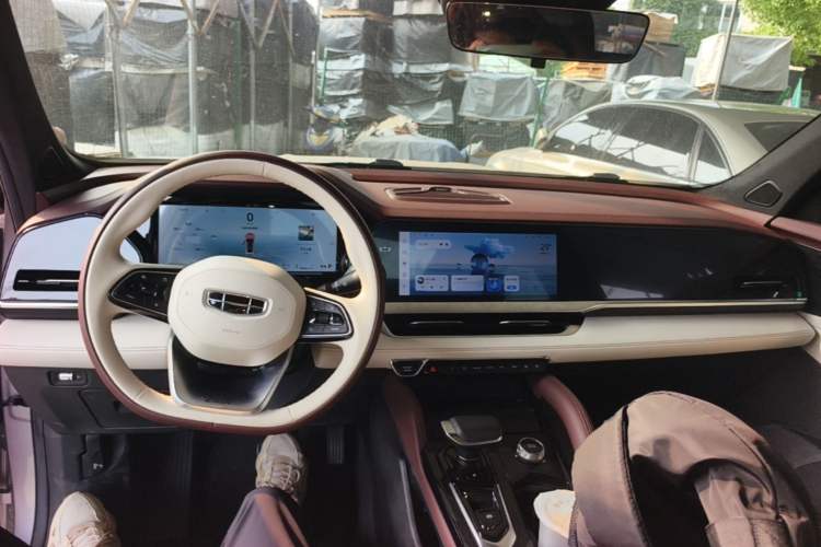 Used Geely Auto Monjaro L 2024 2.0TD High-Power Automatic Two-Wheel Drive Yunqi Version Center Console