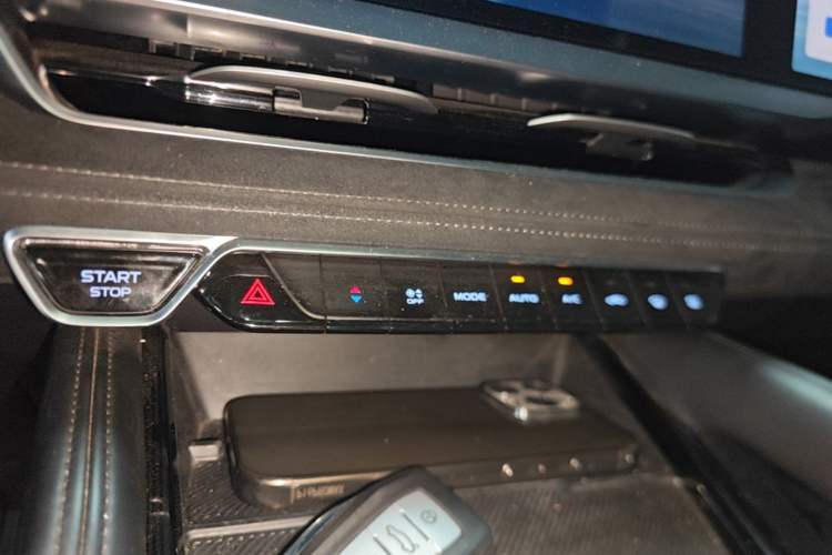 Used Geely Auto Monjaro L 2024 2.0TD High-Power Automatic Two-Wheel Drive Skyline Edition Audio And AC Panel