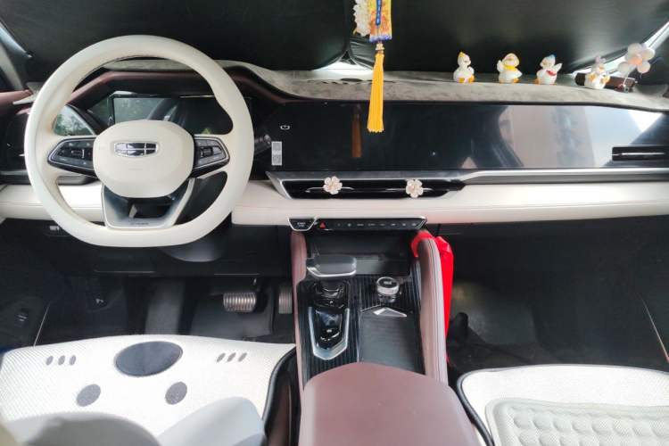 Used Geely Auto Monjaro L 2024 2.0TD High-Power Automatic Two-Wheel Drive Yunqi Version Center Console