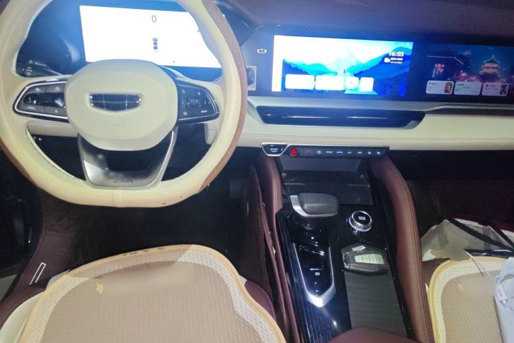Used Geely Auto Monjaro L 2024 2.0TD High-Power Automatic Two-Wheel Drive Yunqi Version Center Console