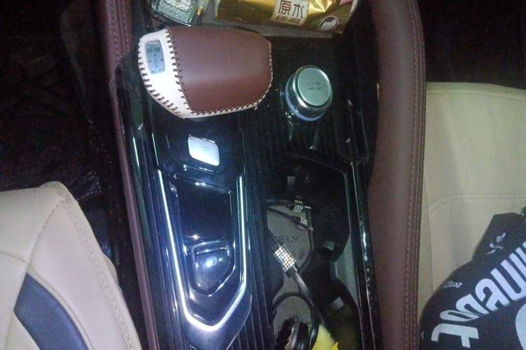 Used Geely Auto Monjaro L 2024 2.0TD High-Power Automatic Two-Wheel Drive Yunqi Version Gear Lever