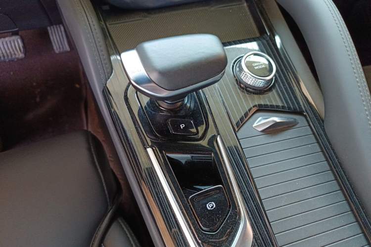 Used Geely Auto Monjaro L 2024 2.0TD High-Power Automatic Two-Wheel Drive Skyline Edition Gear Lever