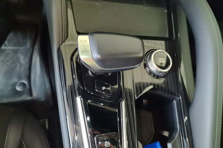 Used Geely Auto Monjaro L 2024 2.0TD High-Power Automatic Two-Wheel Drive Skyline Edition Gear Lever