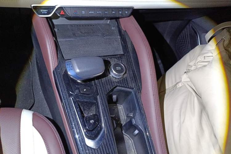Used Geely Auto Monjaro L 2024 2.0TD High-Power Automatic Two-Wheel Drive Yunqi Version Gear Lever