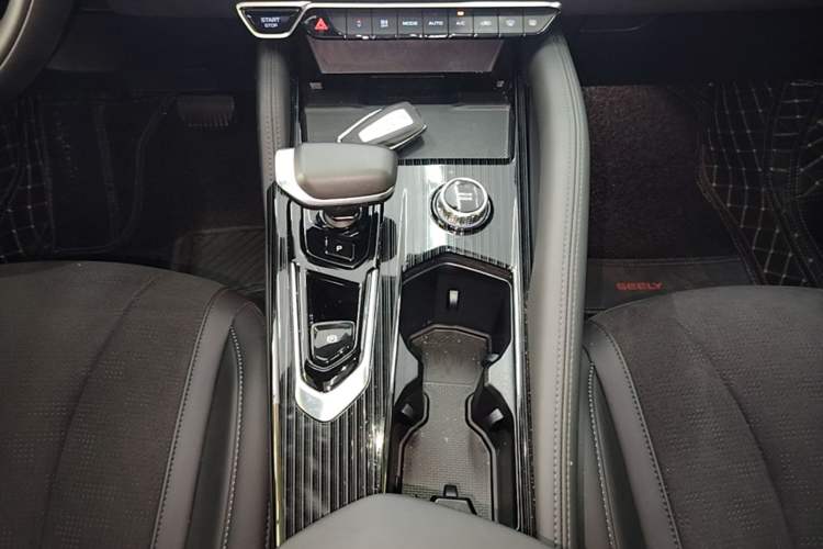 Used Geely Auto Monjaro L 2024 2.0TD High-Power Automatic Two-Wheel Drive Skyline Edition Gear Lever