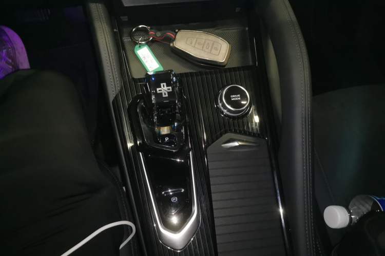 Used Geely Auto Monjaro L 2024 2.0TD High-Power Automatic Two-Wheel Drive Yunqi Version Gear Lever
