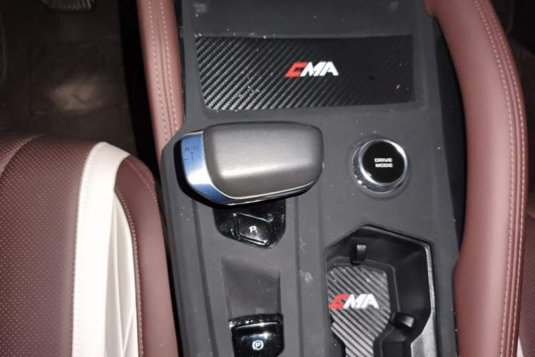 Used Geely Auto Monjaro L 2024 2.0TD High-Power Automatic Two-Wheel Drive Yunqi Version Gear Lever