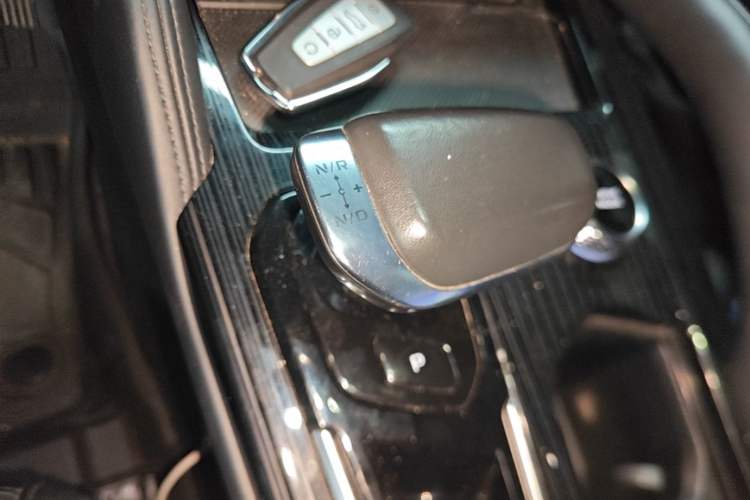 Used Geely Auto Monjaro L 2024 2.0TD High-Power Automatic Two-Wheel Drive Skyline Edition Gear Lever