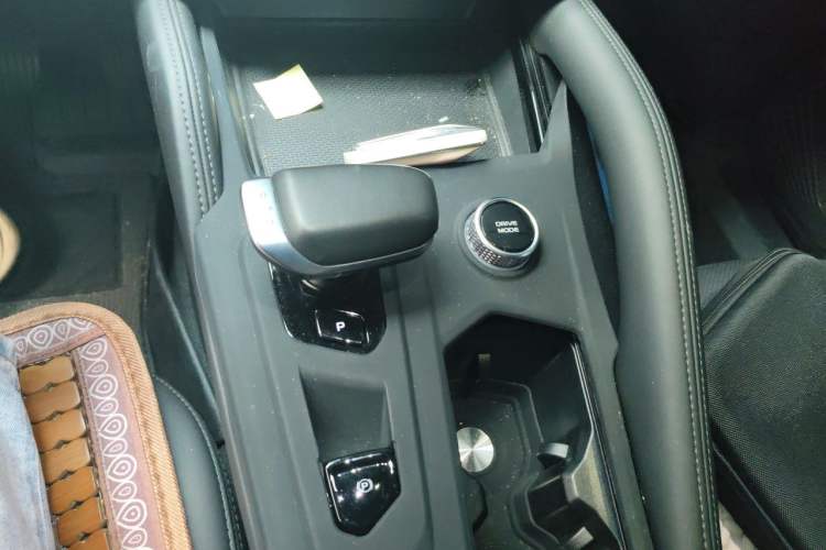 Used Geely Auto Monjaro L 2024 2.0TD DCT EVO Two-Wheel Drive Long-Range Version Gear Lever