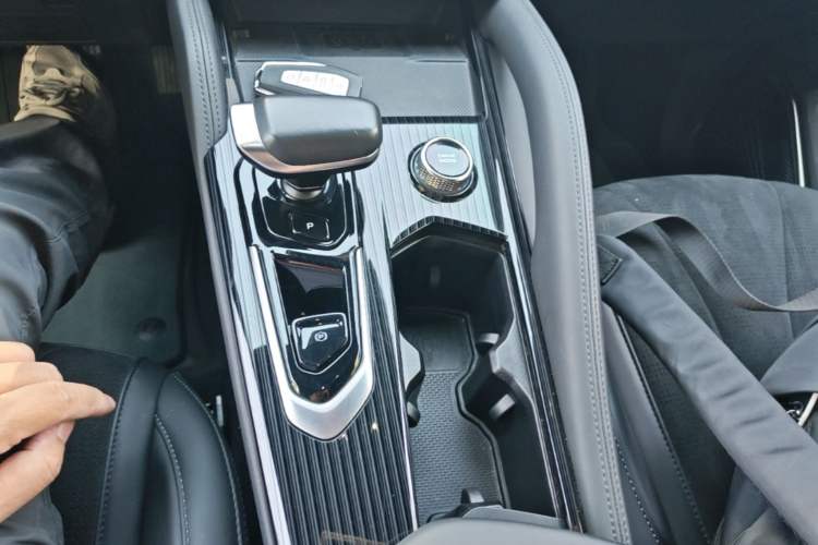 Used Geely Auto Monjaro L 2024 2.0TD High-Power Automatic Two-Wheel Drive Skyline Edition Gear Lever