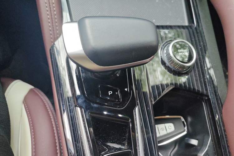 Used Geely Auto Monjaro L 2024 2.0TD High-Power Automatic Two-Wheel Drive Yunqi Version Gear Lever