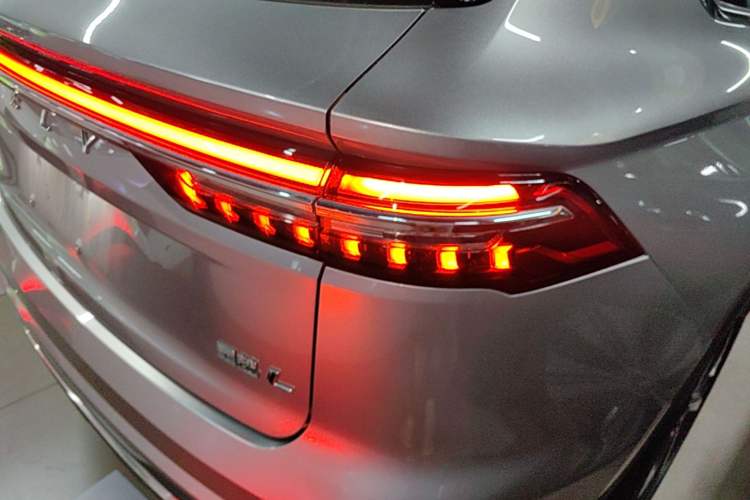 Used Geely Auto Monjaro L 2024 2.0TD High-Power Automatic Two-Wheel Drive Yunqi Version Right Rear Taillight