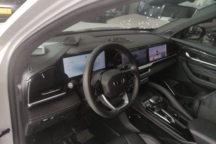 Used Geely Auto Monjaro L 2024 2.0TD DCT EVO Two-Wheel Drive Long-Range Version Center Console