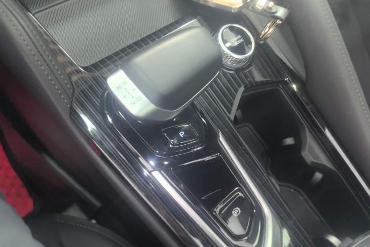Used Geely Auto Monjaro L 2024 2.0TD High-Power Automatic Two-Wheel Drive Skyline Edition Gear Lever