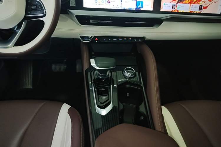 Used Geely Auto Monjaro L 2024 2.0TD High-Power Automatic Two-Wheel Drive Yunqi Version Gear Lever